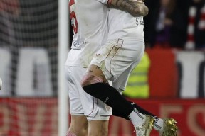 九游体育官网-窗口期欧联焦点战，塞维利亚内部沟通，压力陡增，临场指挥获称赞的简单介绍