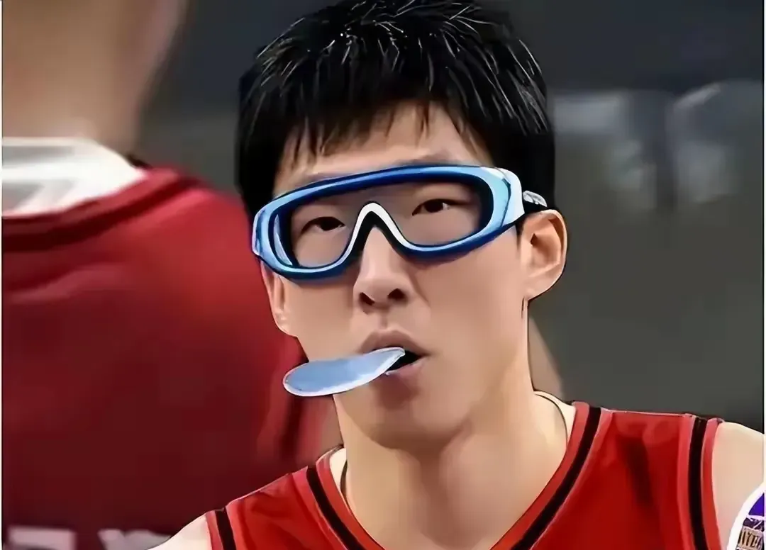 包含广厦男篮训练开放日，冲刺阶段主帅复盘引欢呼，欧超杯在即，团队化学反应显著的词条