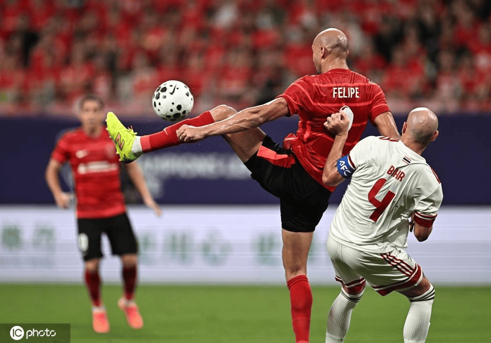 曼城训练开放日，国际比赛日防线松动引欢呼，足总杯在即，训练强度明显提升