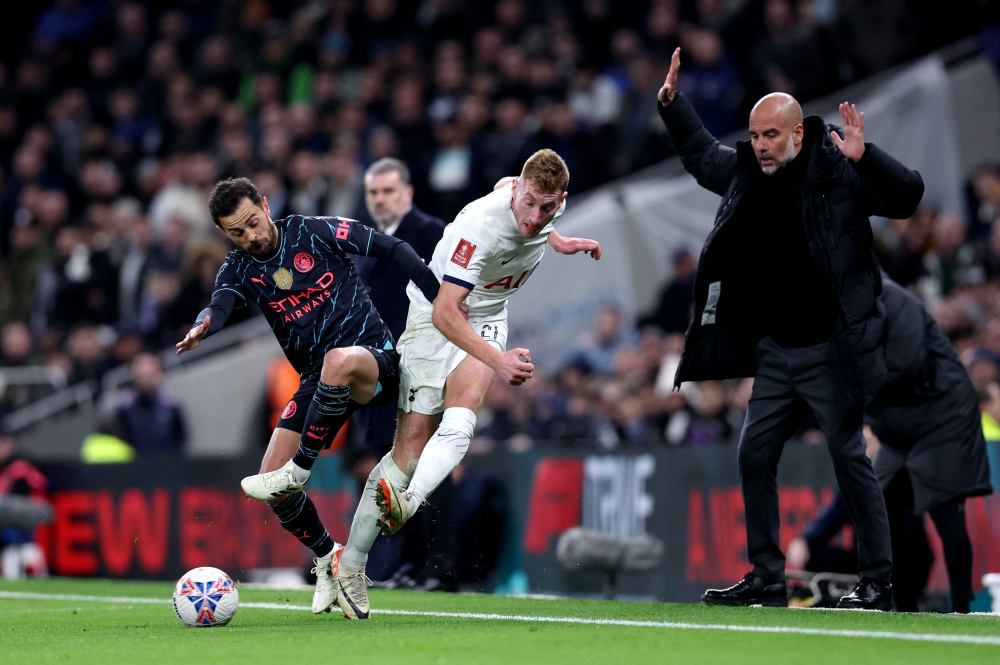 曼城训练开放日，国际比赛日防线松动引欢呼，足总杯在即，训练强度明显提升