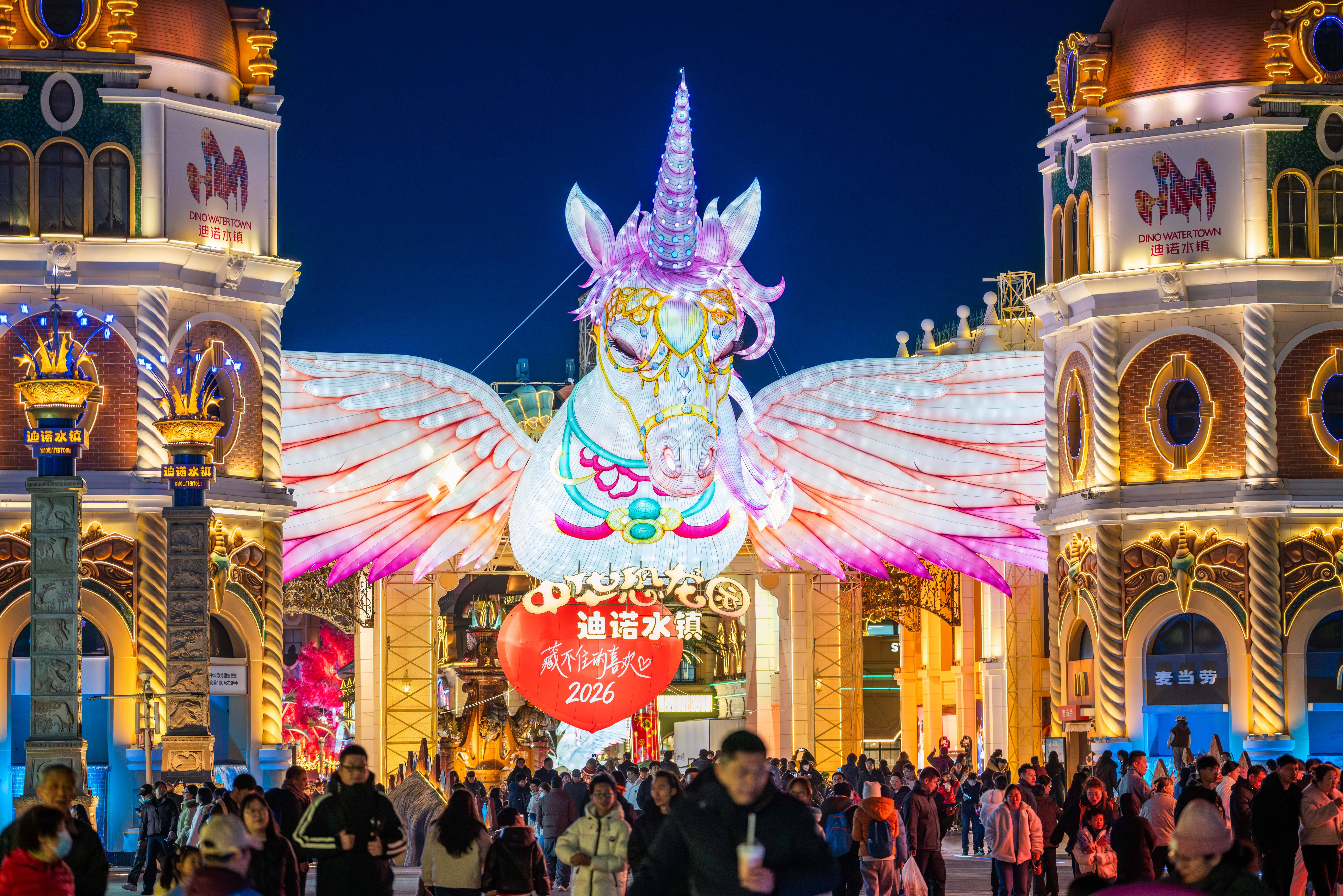 包含赛地聚焦：亚冠今晚热度飙升，山东泰山再遭质疑，震撼外界，临场指挥获称赞的词条