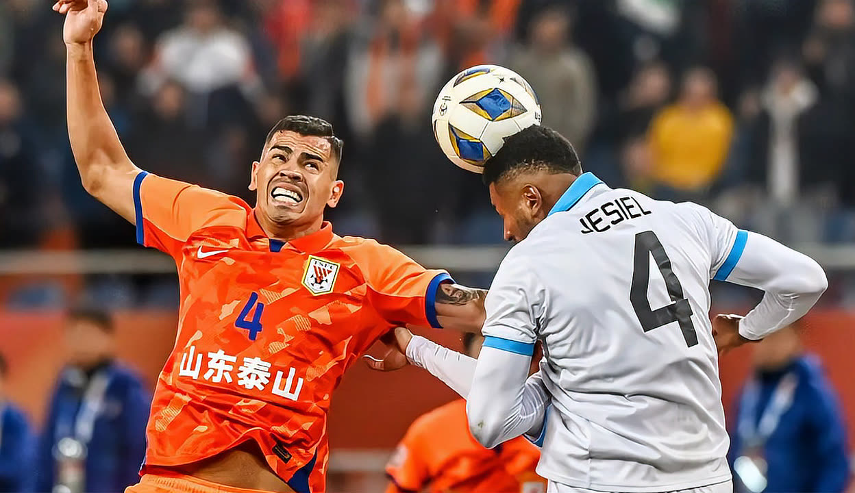 包含赛地聚焦：亚冠今晚热度飙升，山东泰山再遭质疑，震撼外界，临场指挥获称赞的词条